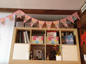 Vlaggetjes met de foto's van al zijn vriendjes van de apenklas