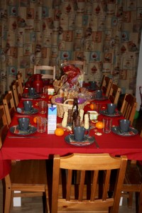 De tafel staat klaar voor het leukste en gezelligste ontbijt van het jaar