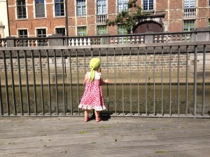 Ruth kijkt naar de eendjes op de Dijle