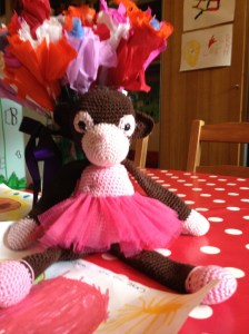 Balletaapje, hANdgemaakt door de mama van Rebecca en de vriendjes van de apenklas